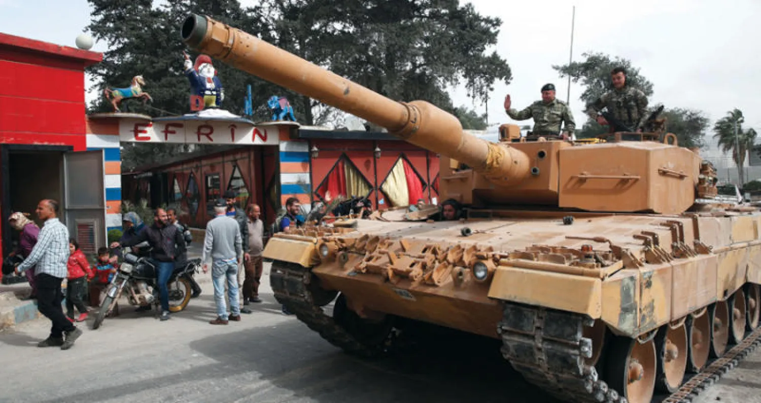 دبابة تركية خلال دورية في مدينة عفرين أول من أمس السبت (أ.ب)