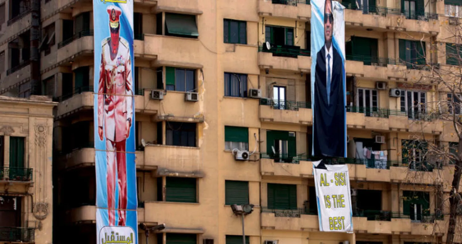 لافتتان عملاقتان للسيسي على بناية تطل على ميدان التحرير عشية الانتخابات أمس (أ.ب)