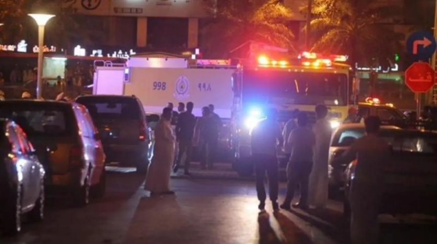 الجهات الأمنية تباشر موقع سقوط شظايا الصاروخ الذي اعترضته قوات الدفاع الجوي السعودي في سماء الرياض (تصوير: خالد الخميس)