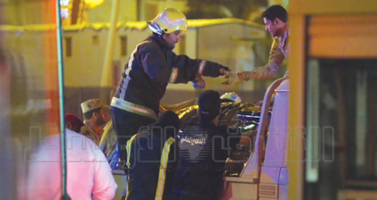 رجال الدفاع المدني يزيلون شظية من أحد الصواريخ الحوثية في الرياض مساء أمس (تصوير: خالد الخميس)