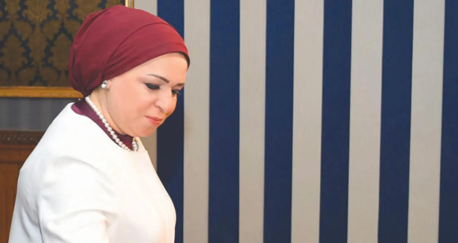 السيدة الأولى انتصار السيسي تدلي بصوتها في إحدى اللجان أ.ف.ب)