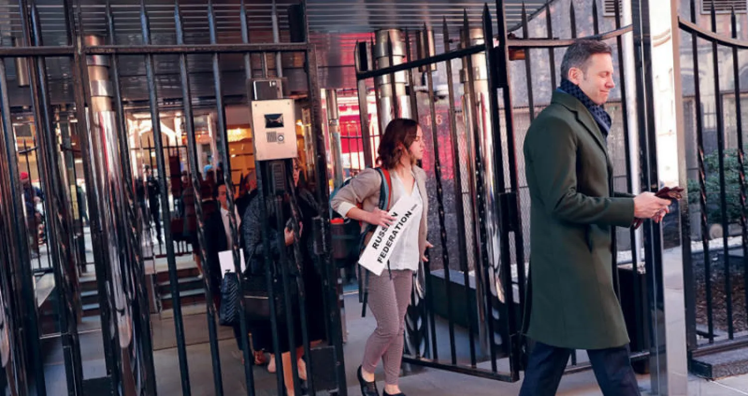 أشخاص يغادرون مقر البعثة الروسية الدائمة لدى الأمم المتحدة في نيويورك أمس (أ.ف.ب)