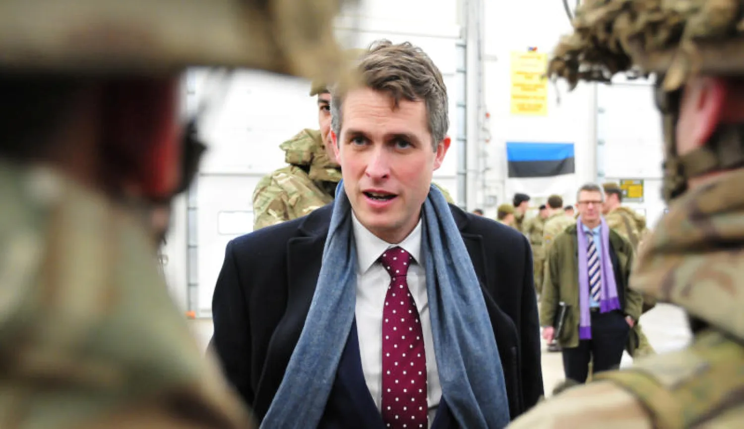 وزير الدفاع البريطاني جافين ويليامسون خلال زيارته قوات الناتو في لإستونيا (رويترز)