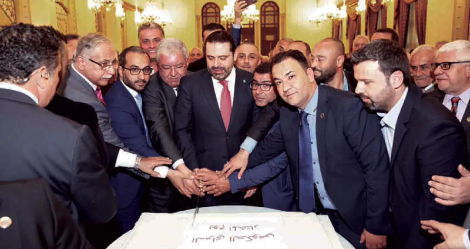 رئيس الحكومة سعد الحريري ووزير الداخلية نهاد المشنوق وعدد من مخاتير لبنان يقطعون قالب حلوى احتفالاً بـ «يوم المختار» (دالاتي ونهرا)