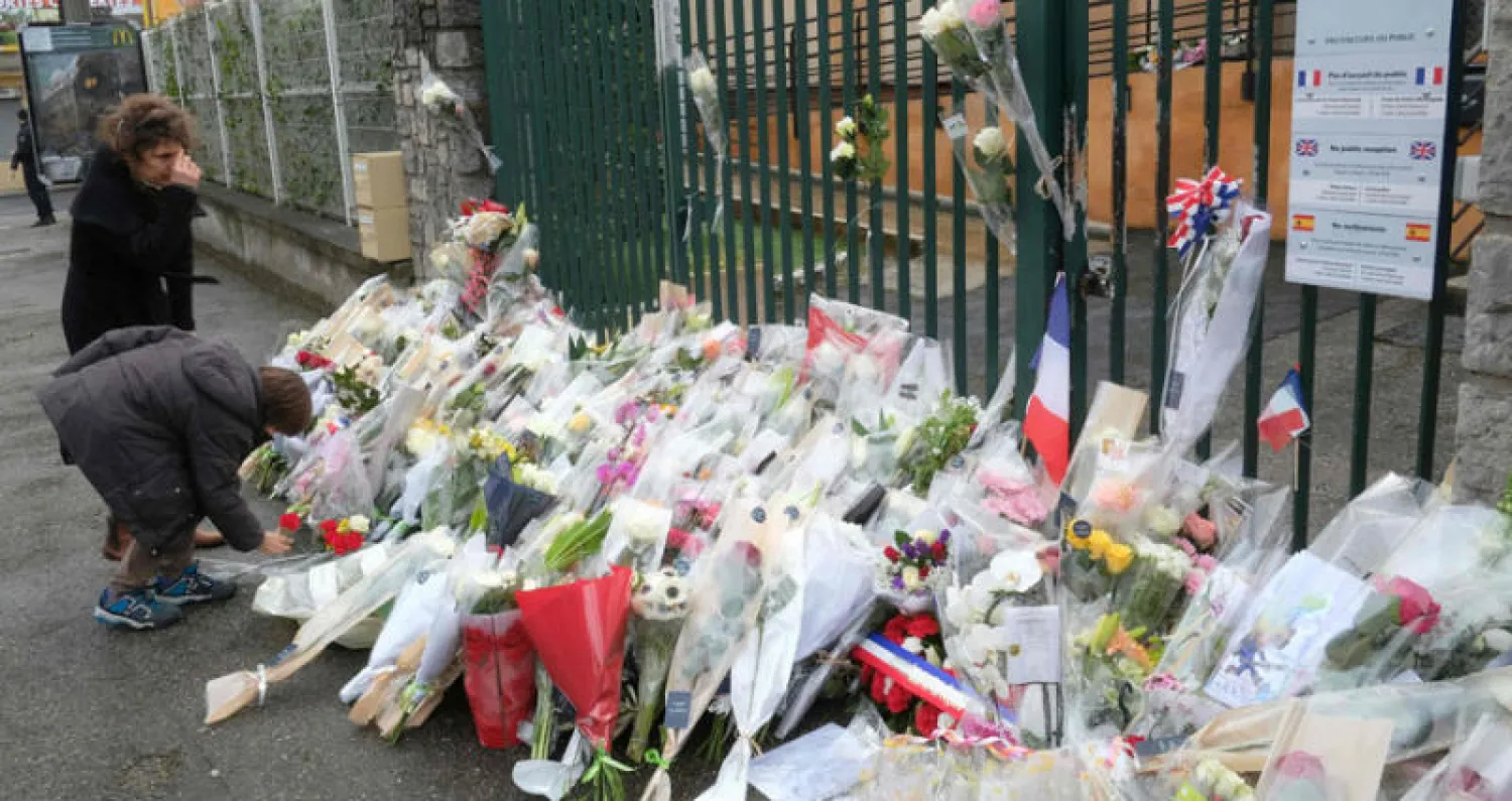 باقات ورود أمام مركز شرطة كركاسون في جنوب فرنسا تكريماً لضابط قتله مسلح الجمعة الماضي (أ.ف.ب)