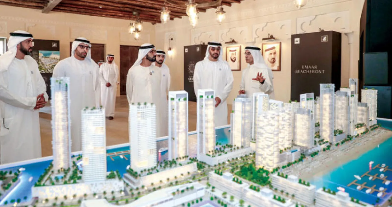 الشيخ محمد بن راشد والشيخ محمد بن زايد ومحمد المبارك ومحمد العبار خلال مناسبة توقيع الاتفاقية بين «الدار» و«إعمار» («الشرق الأوسط»)