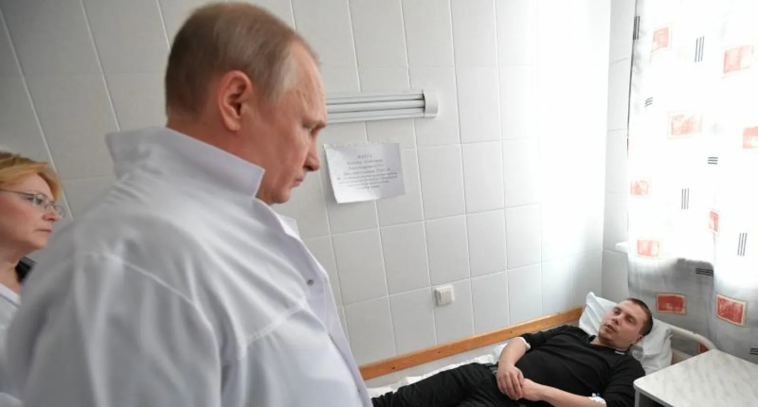 الرئيس الروسي يزور أحد المصابين في الحادث (أ.ف.ب)