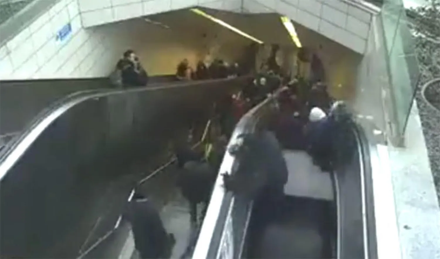 لقطة من الفيديو قبل سقوط محمد داخل الدرج