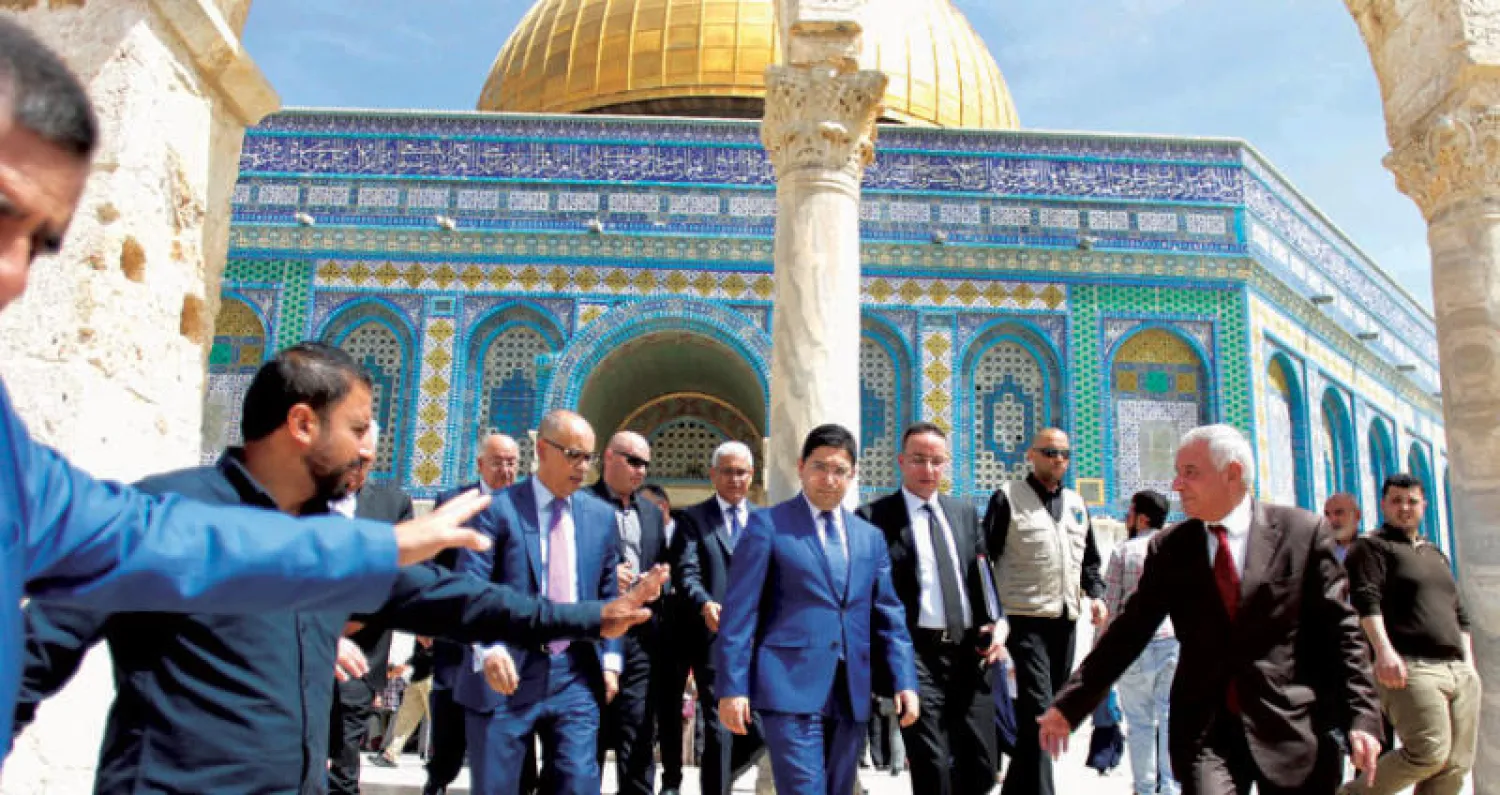 وزير الخارجية المغربي ناصر بوريطة خلال زيارته لساحة الأقصى في القدس القديمة وفي الخلف مسجد قبة الصخرة (رويترز)