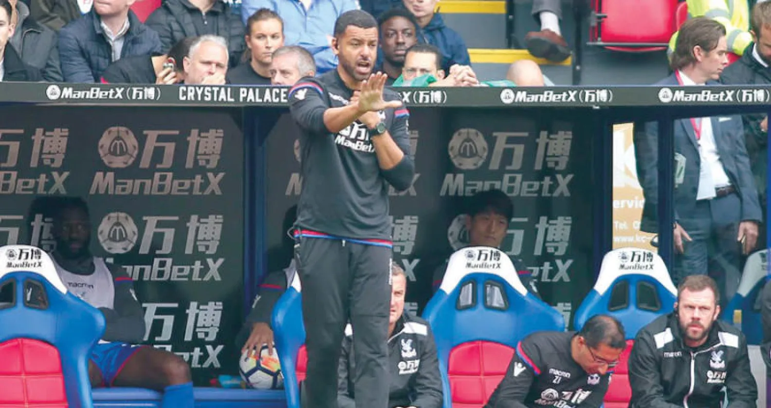 ستيفن ريد مساعد مدرب كريستال بالاس هودجسون يلقي بتعليماته إلى لاعبيه