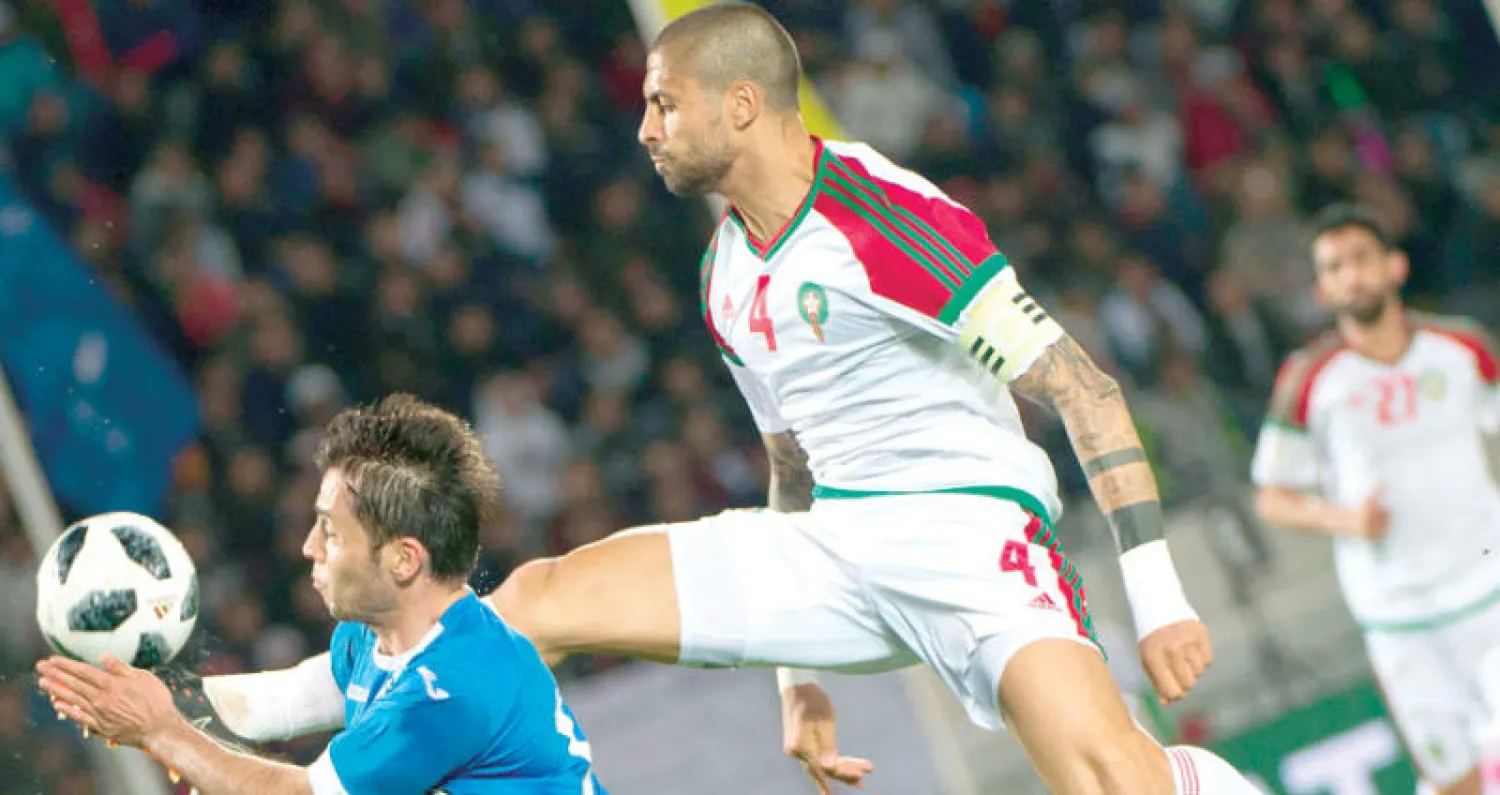 المغربي مروان يقفز للسيطرة على الكرة قبل مدافع أوزبكستان (أ.ف.ب)