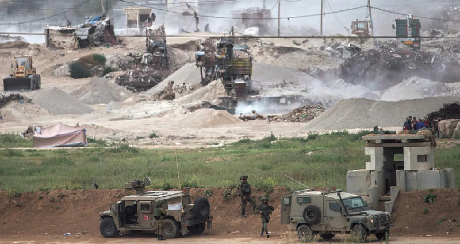 التعزيزات الأمنية وعمليات التجريف والحفر كما بدت على حدود غزة أمس (أ.ب)