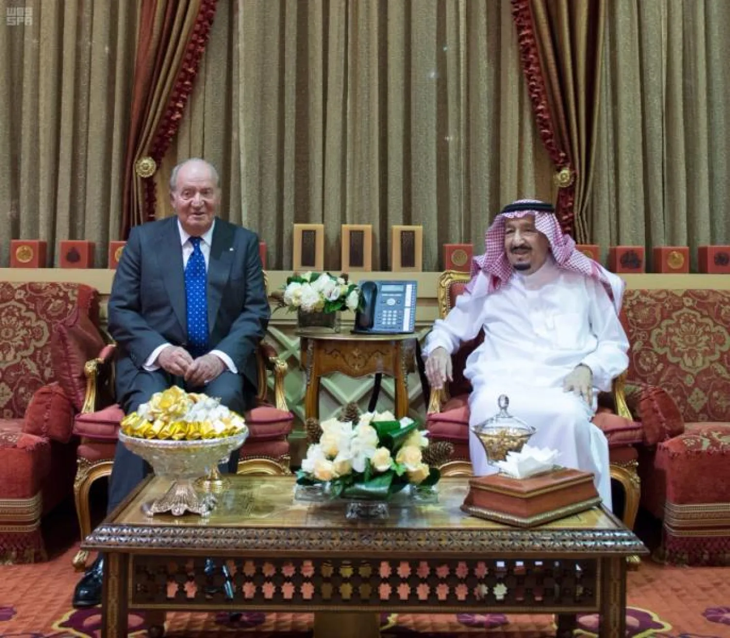خادم الحرمين خلال استقباله ملك أسبانيا السابق (واس)