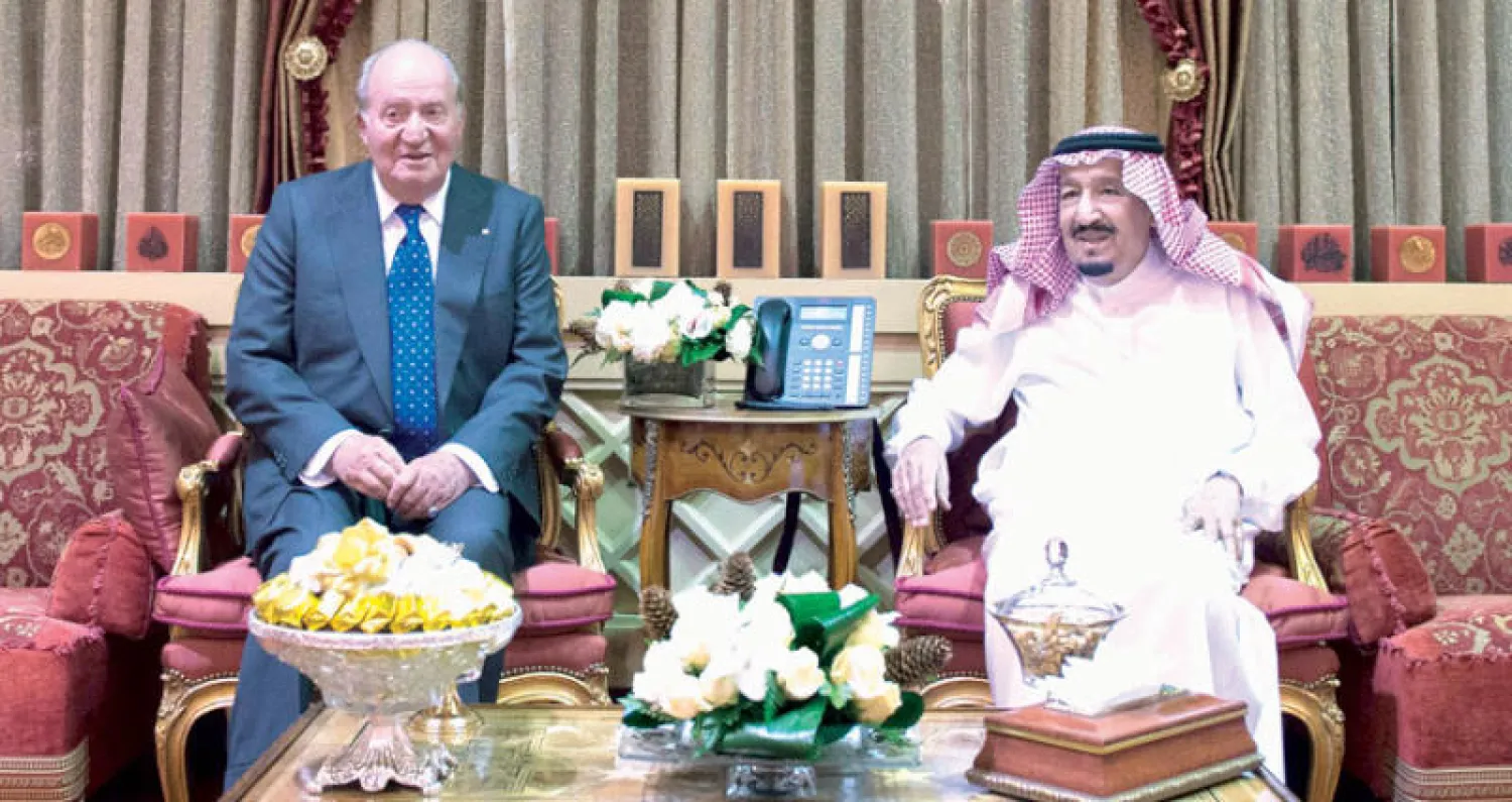 خادم الحرمين الشريفين خلال حفل الاستقبال الذي أقامه بقصره للعاهل الإسباني السابق خوان كارلوس (واس)