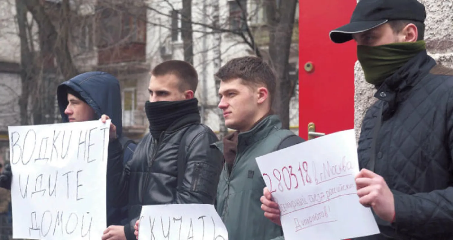 نشطاء في كييف يحملون يافطات أمام السفارة الروسية بعد قرار طرد 13 دبلوماسياً كتب عليها «لن نشتاق إليكم» (أ.ف.ب)