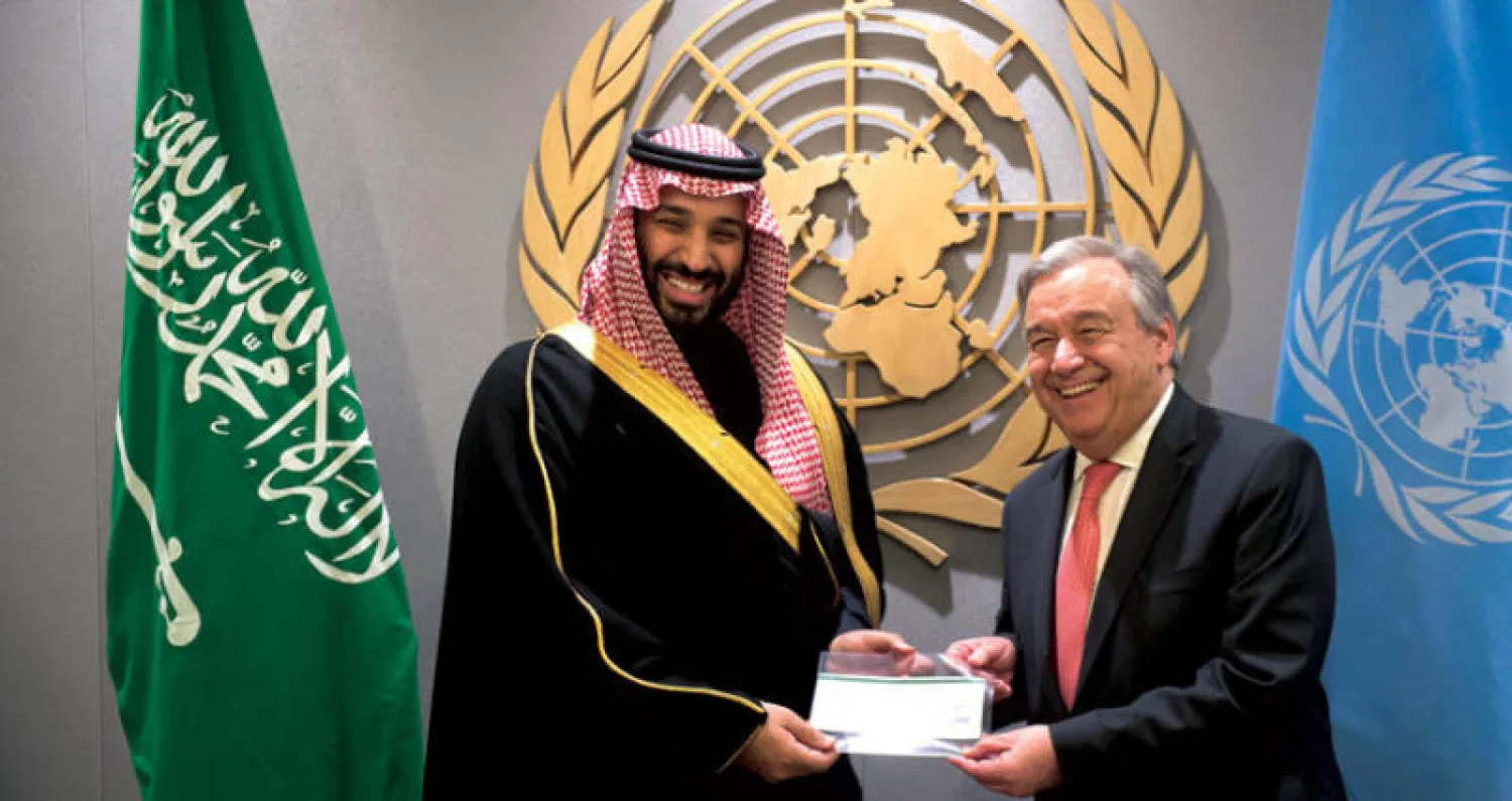 ولي العهد السعودي الأمير محمد بن سلمان يقدم للأمين العام للأمم المتحدة أنطونيو غوتيريش شيكاً بقيمة 930 مليون دولار هي قيمة المساهمة السعودية والإماراتية استجابة لنداء الأمم المتحدة لدعم اليمن في مقر الأمم المتحدة بنيويورك أمس (أ.ف.ب)