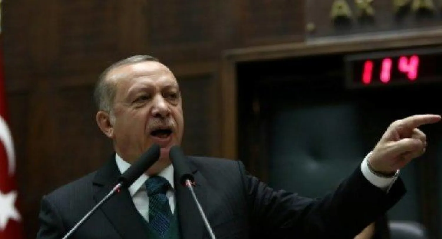 الرئيس التركي رجب طيب اردوغان يلقي خطابا اثناء اجتماع لنواب حزب العدالة والتنمية الحاكم (أ.ف.ب)