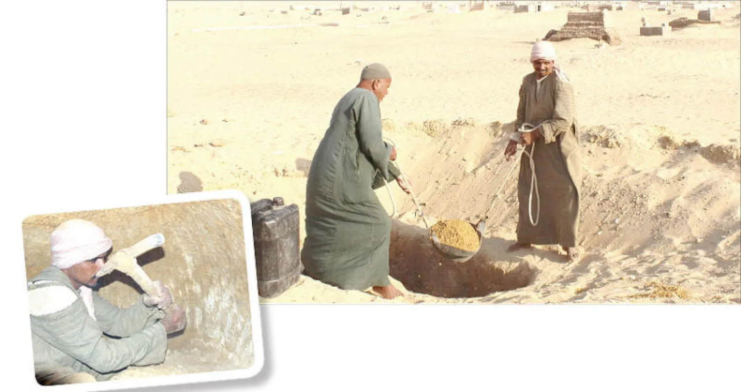 عبد الهادي ووالده أثناء رفع مخلفات حفر إحدى المقابر في المنيا («الشرق الأوسط») -  عبد الهادي يعمل في نحت الصخور مذ كان عمره 12 سنة («الشرق الأوسط»)