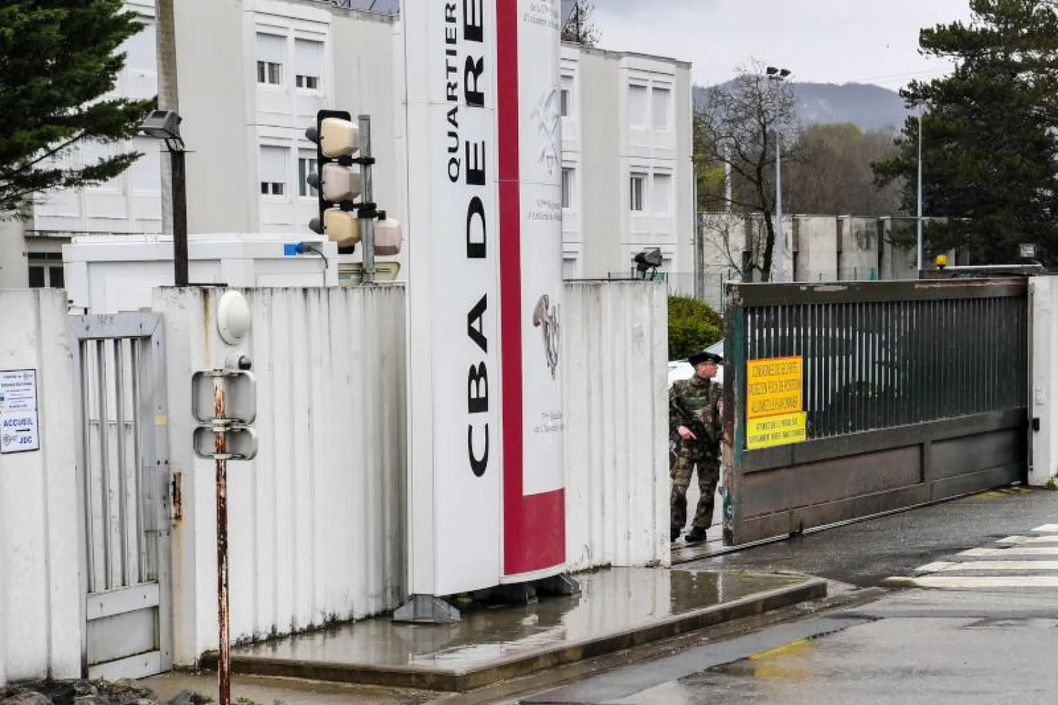 جندي مسلح يقف عند بوابة المدخل الرئيسي للثكنات العسكرية السابعة للمشاة البحري في وسط فرنسا(ا.ف.ب)