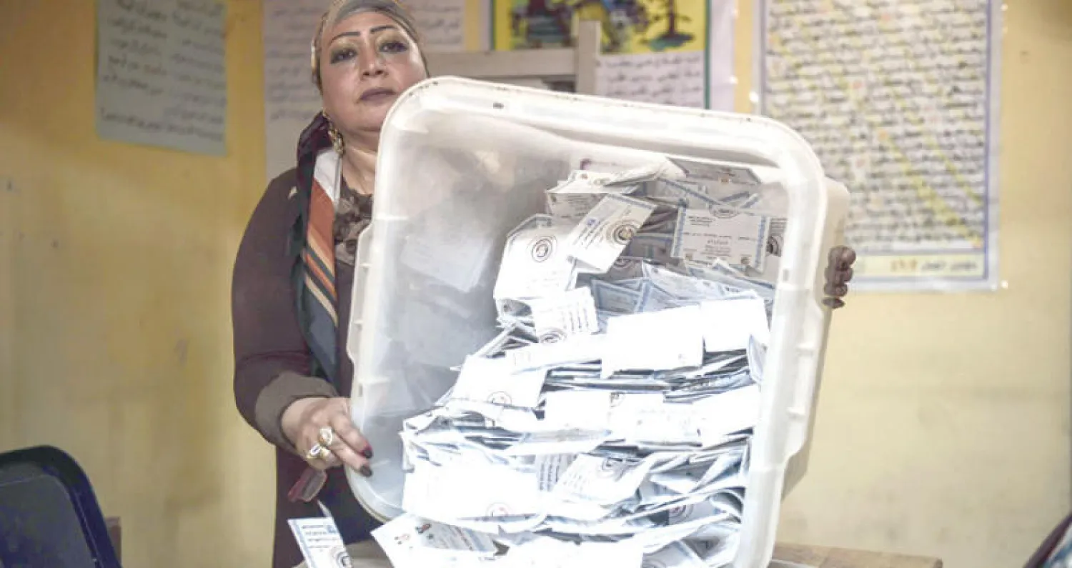 فرز الأصوات بعد انتهاء التصويت بالانتخابات الرئاسية المصرية (أ.ف.ب)
ناخب يدلي بصوته في انتخابات الرئاسة المصرية (أ.ف.ب)