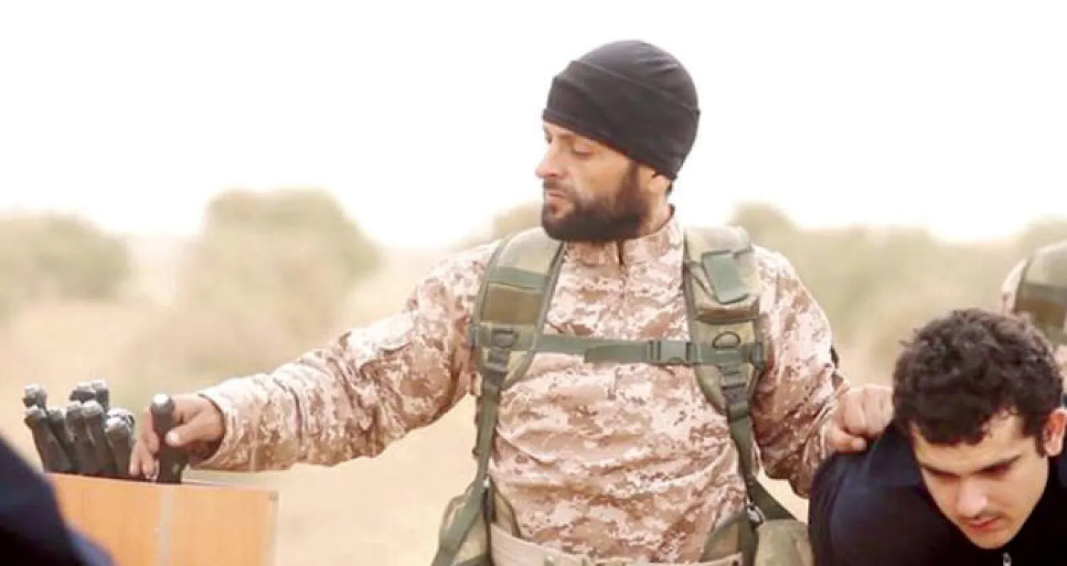 صورة نشرتها وسائل الإعلام البلجيكية لإحدى عمليات الإعدام التي نفذها «داعش» وشارك فيها عربين («الشرق الأوسط»)