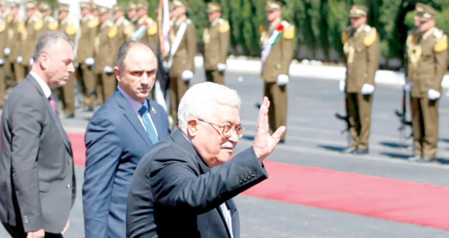 الرئيس الفلسطيني محمود عباس يستعرض حرس الشرف مع ضيفه الرئيس البلغاري رومان راديف في رام الله بالضفة الغربية الأسبوع الماضي (أ.ف.ب)