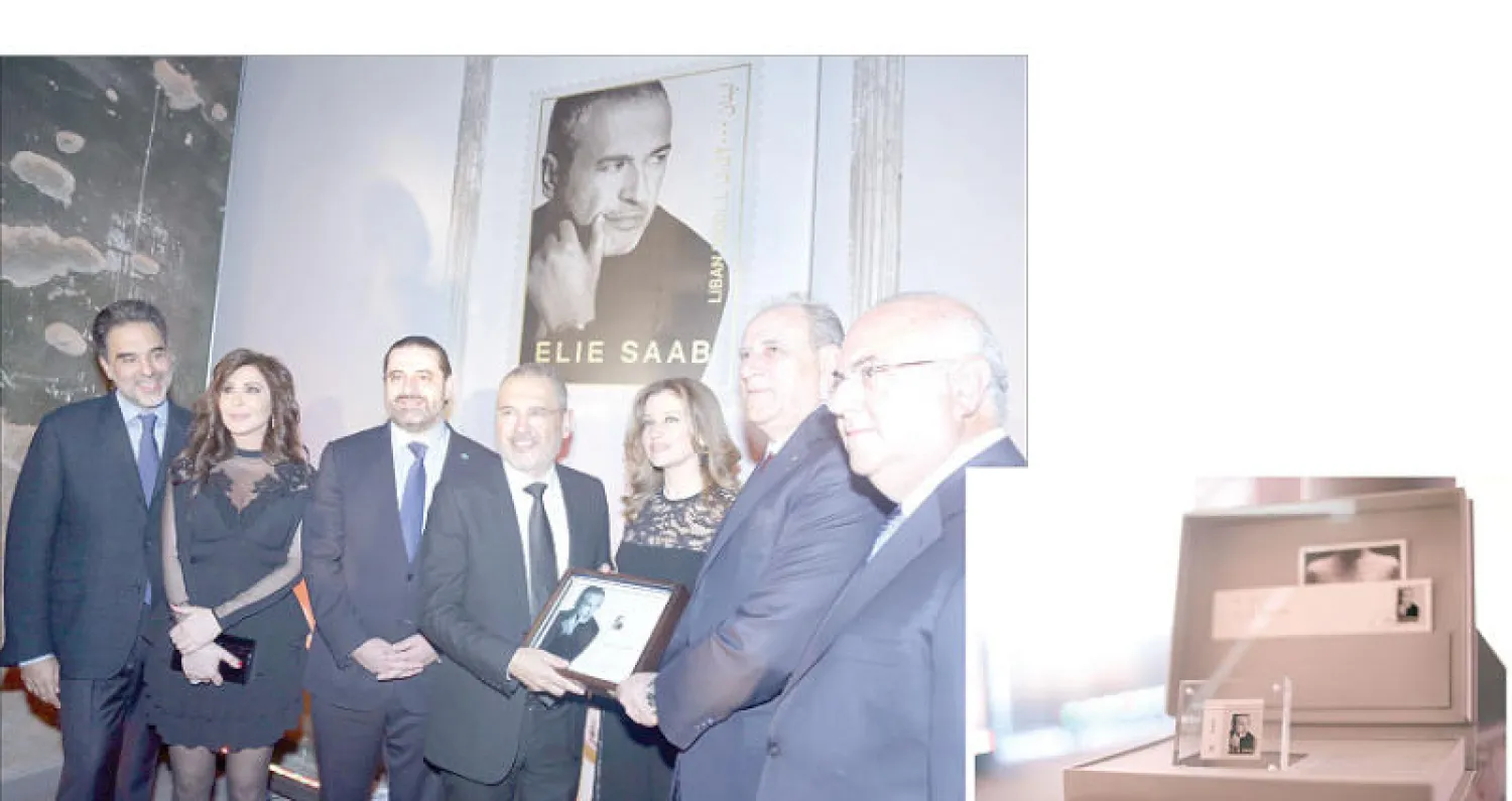 صندوق خشبي فيه 5 صور بريدية تشكّل الطبعة المحدودة للإصدار الأول - جانب من حفل تكريم إيلي صعب في «بيت بيروت» بمنطقة السوديكو