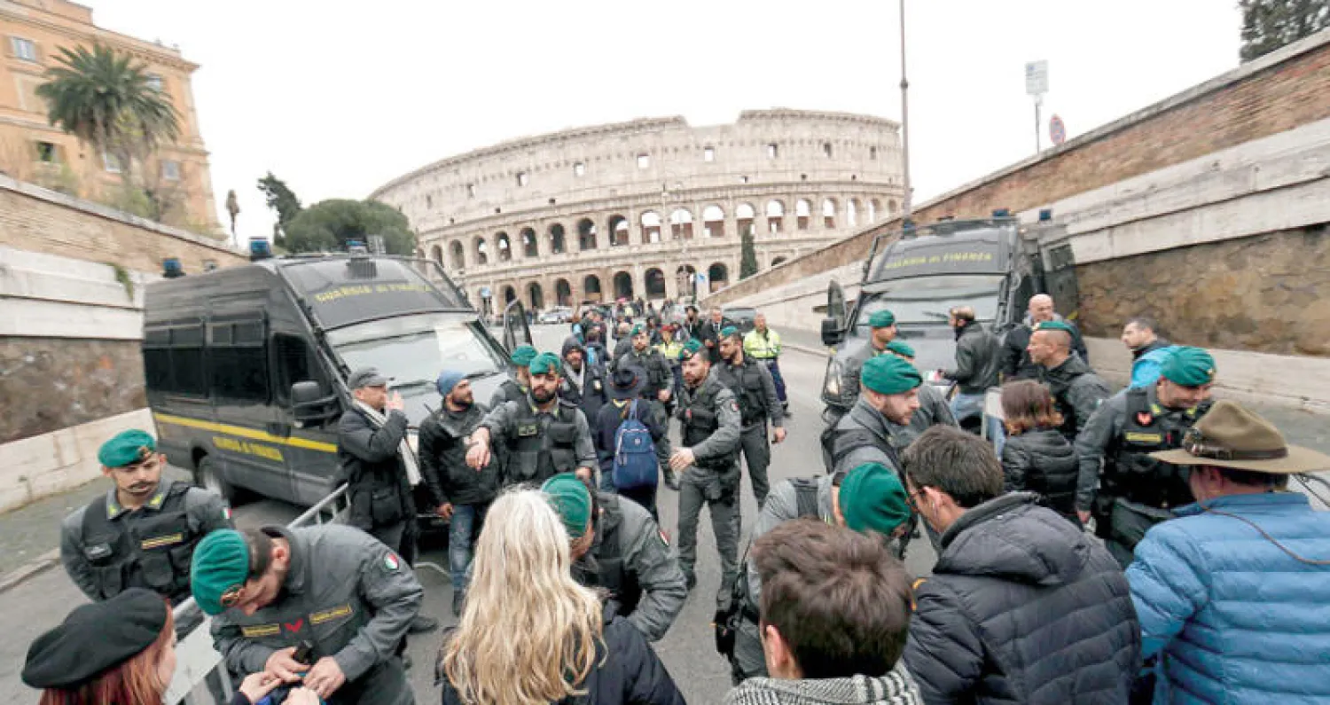 استنفار أمني أمام مسرح الكولسيوم بوسط روما قبل انطلاق احتفالات عيد الفصح أمس (إ.ب.أ)