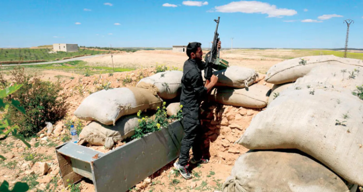 مقاتل معارض في منبج شمال سوريا أمس (أ.ف.ب)