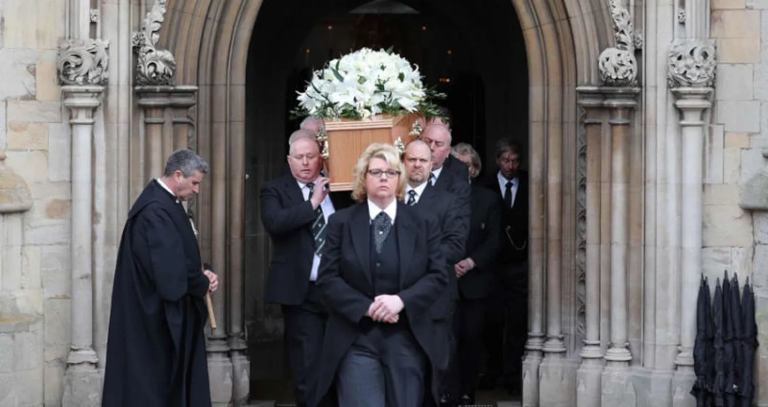 نعش ستيفن هوكينغ بعد انتهاء المراسم الدينية (أ.ف.ب)