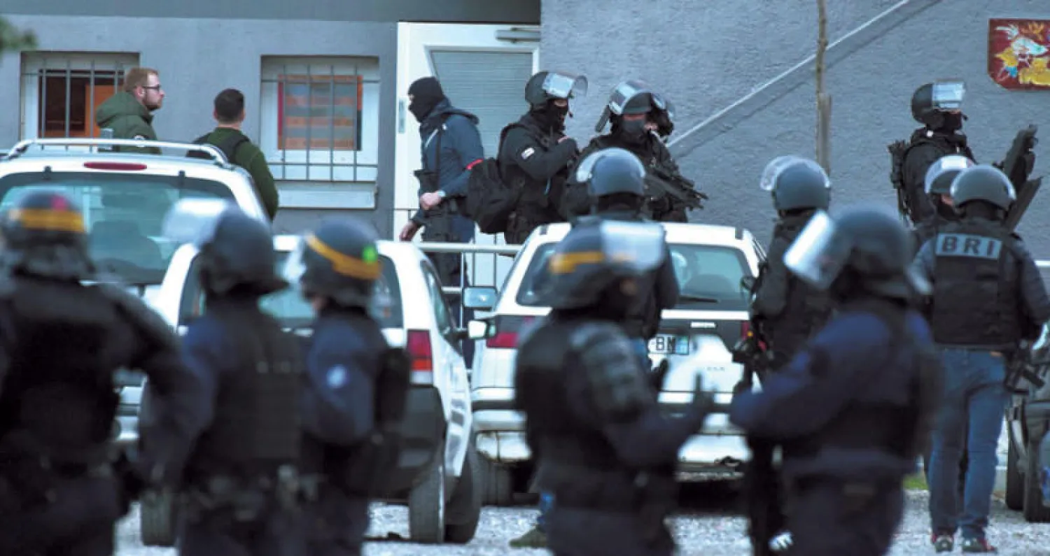 عناصر من فرقة مكافحة الإرهاب الفرنسية تنتشر في كراكسون عقب الهجوم الإرهابي الأخير (أ.ف.ب)