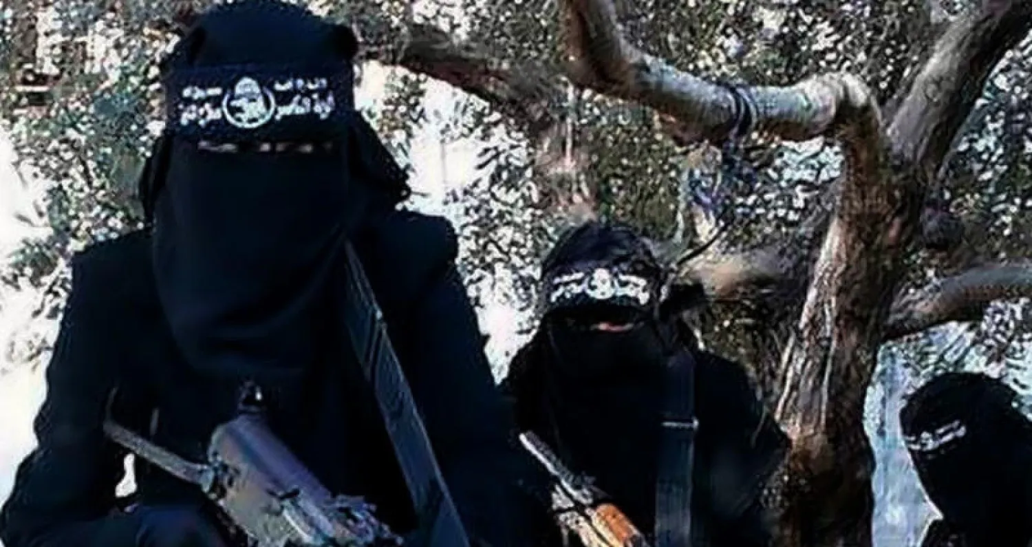 نسوة من {داعش} خلال تدريبات في الرقة السورية قبل طرد التنظيم منها («الشرق الأوسط»)