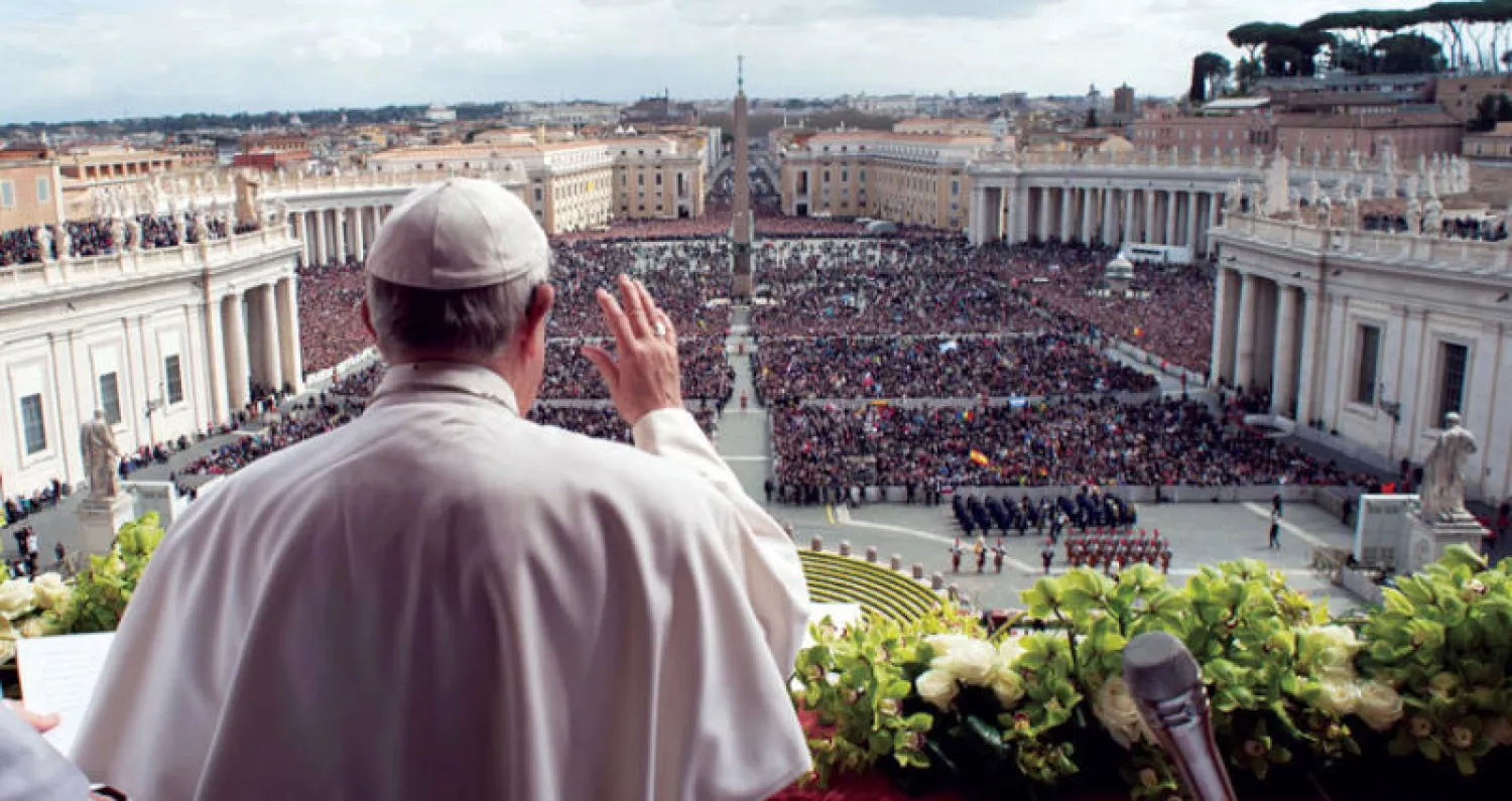 البابا لدى إلقاء عظته بمناسبة عيد الفصح في الفاتيكان أمس (رويترز)