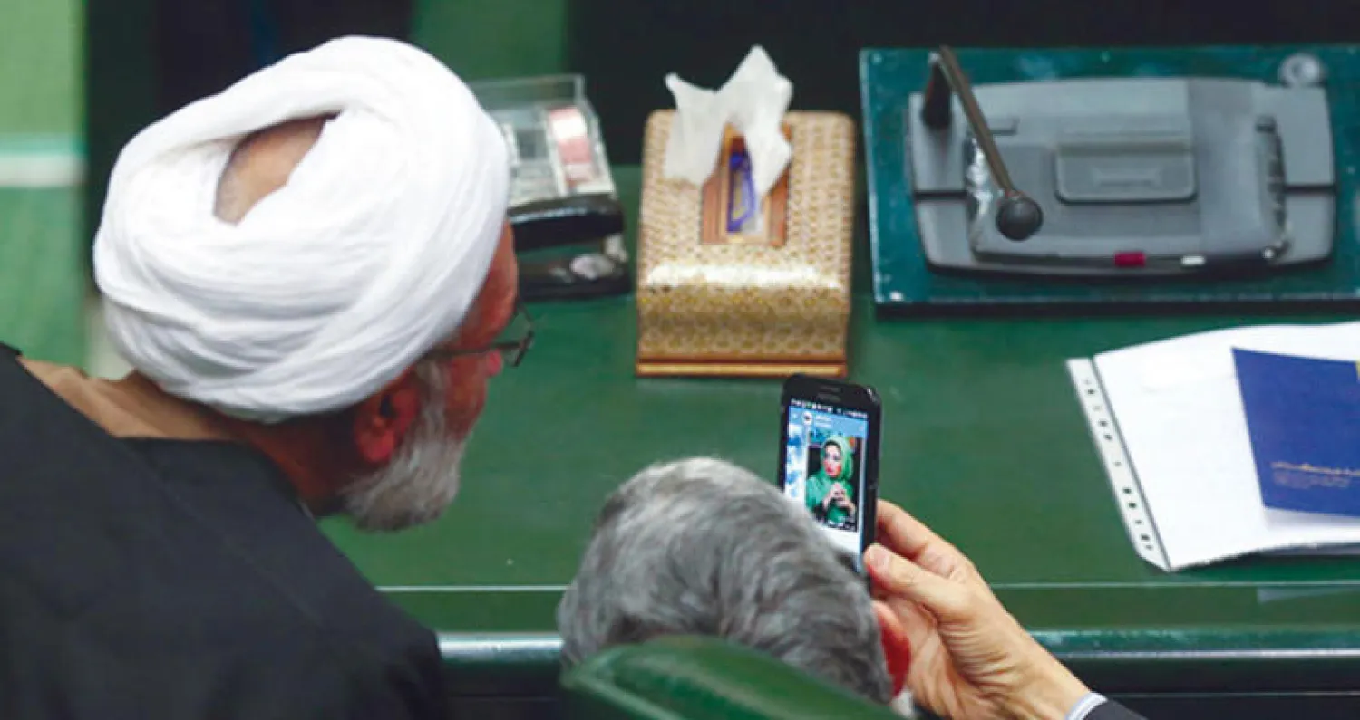 مستشار المرشد الإيراني للشؤون الثقافية غلام علي حداد عادل يفتح قناة في شبكة «تليغرام» برفقة نائب في فبراير 2016 (إيسنا)