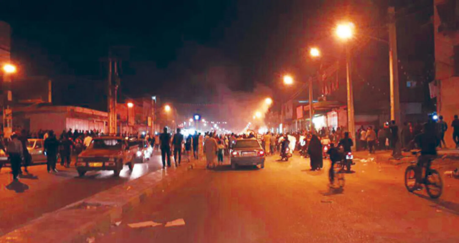 الشرطة الإيرانية تطلق الغاز المسيل للدموع في حي الثورة وسط الأحواز ليلة أول من أمس (شبكات التواصل الاجتماعي)