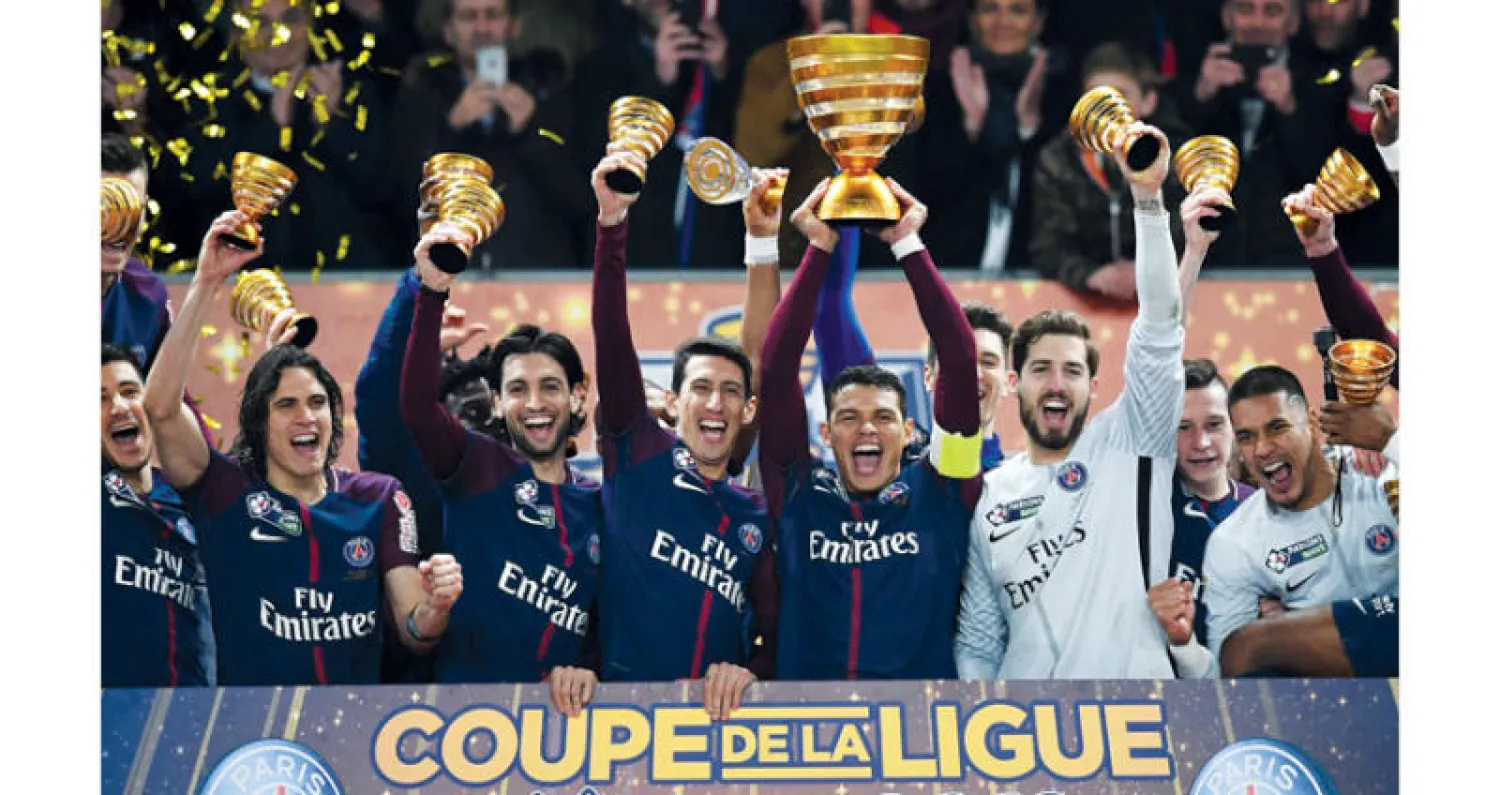 لاعبو سان جيرمان يحتفلون بكأس الرابطة الفرنسية (أ.ف.ب)