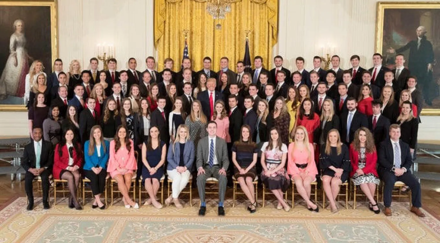 الصورة التي نشرها البيت الأبيض للرئيس ترمب مع المتدربين (بلومبيرغ) 