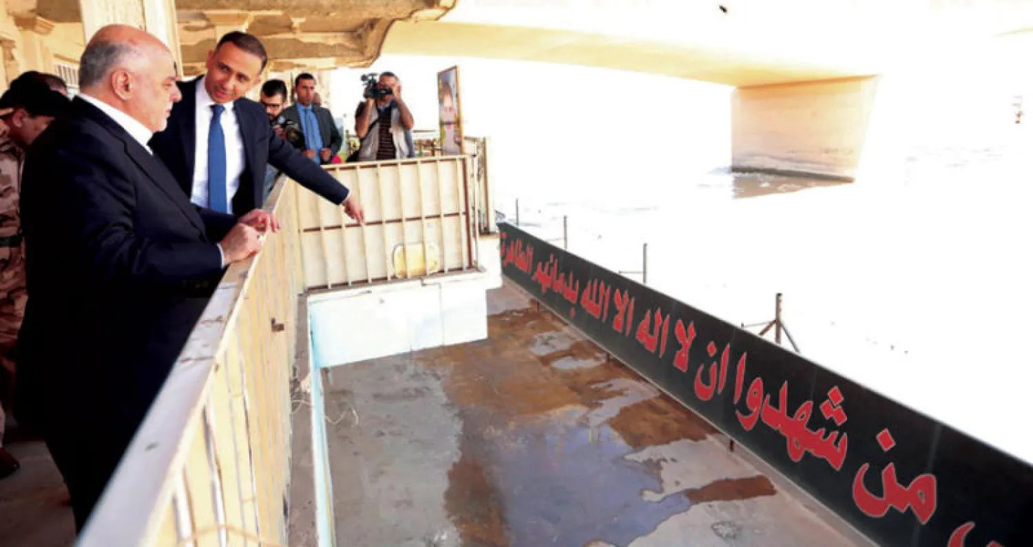 صورة من موقع رئاسة الوزراء العراقية للعبادي خلال زيارته لموقع مجزرة «سبايكر» في تكريت أمس