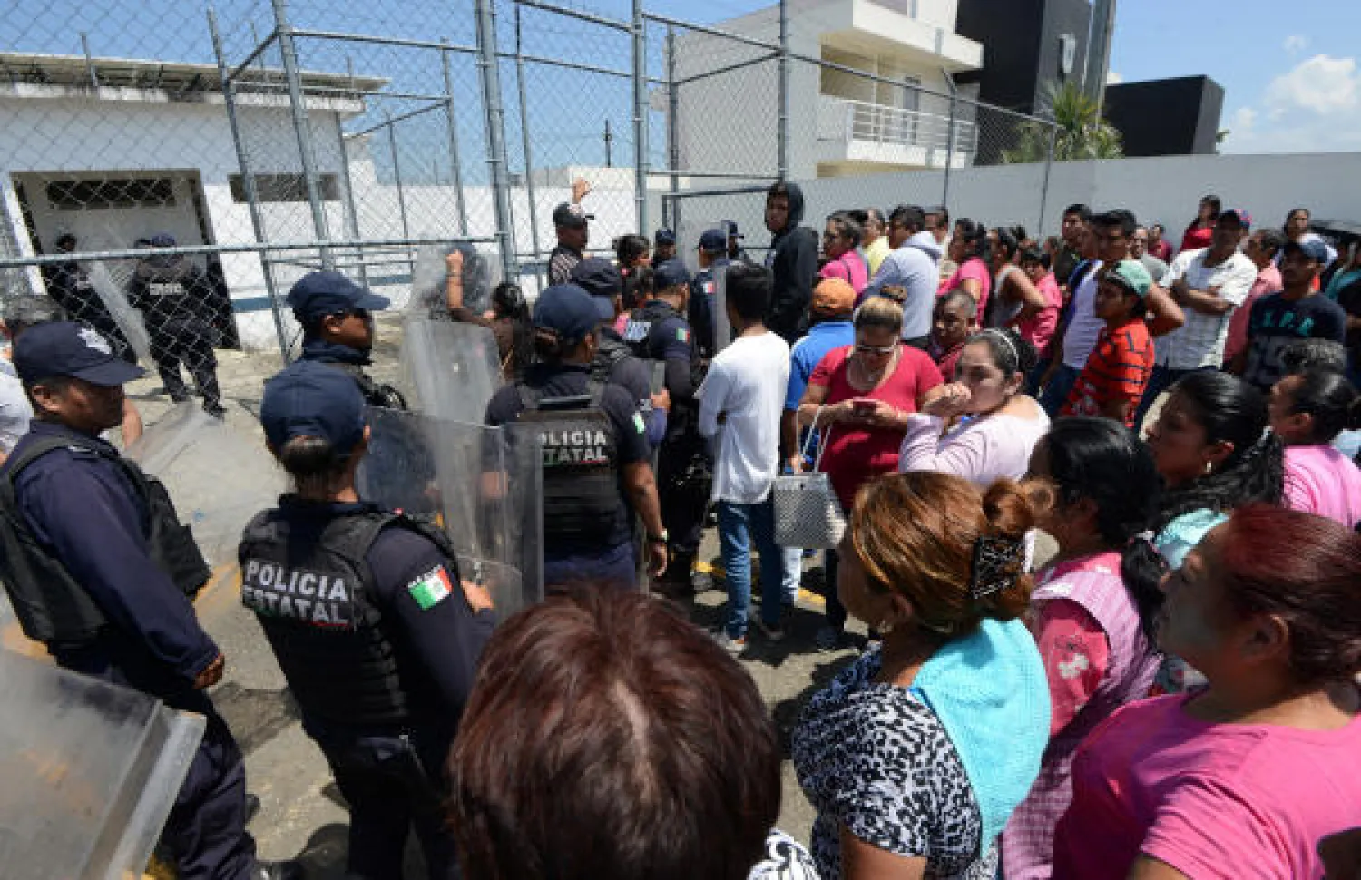 أهالي السجناء ينتظرون الاطمئنا على ذويهم بعد أحداث الشغب (رويترز)