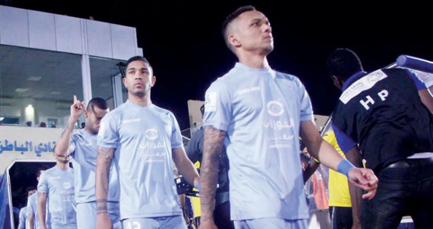 لاعبو الباطن لدى دخولهم أرضية الملعب تأهباً لمواجهة الاتحاد أول من أمس (المركز الإعلامي بنادي الباطن)