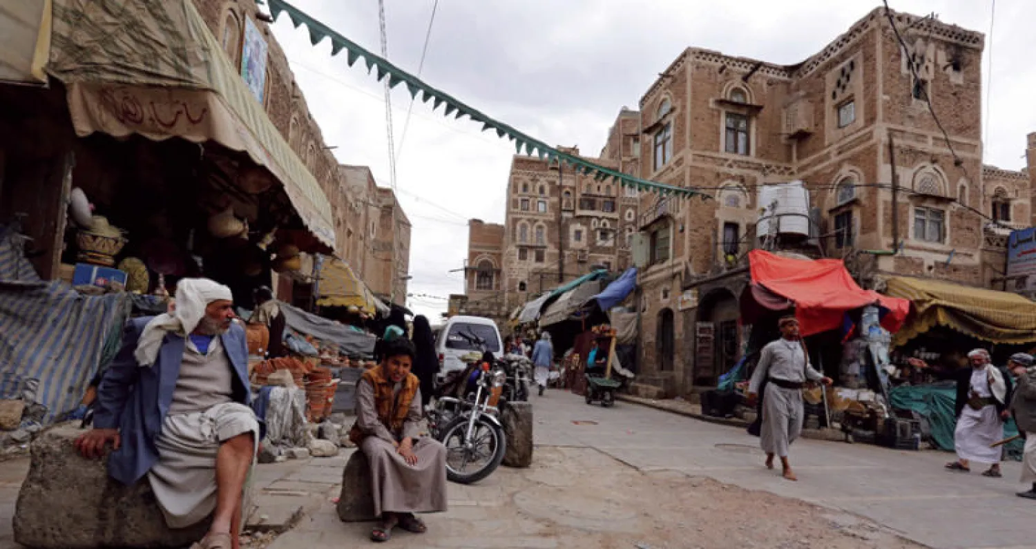 يمنيون في المدينة القديمة بصنعاء (إ.ب.أ)