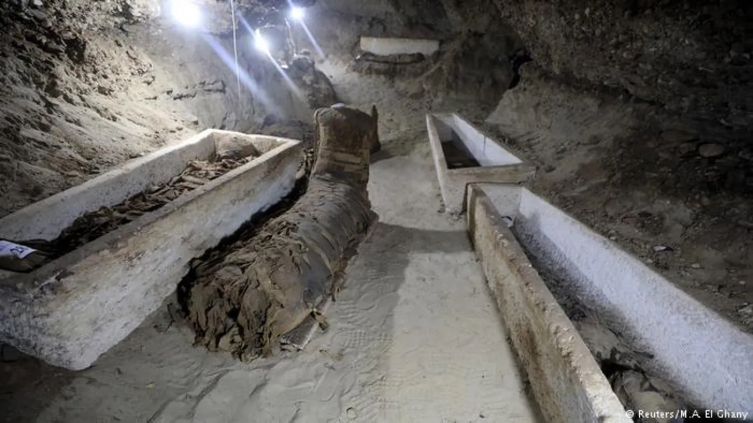 مومياوات داخل مقابر بمصر (رويترز)