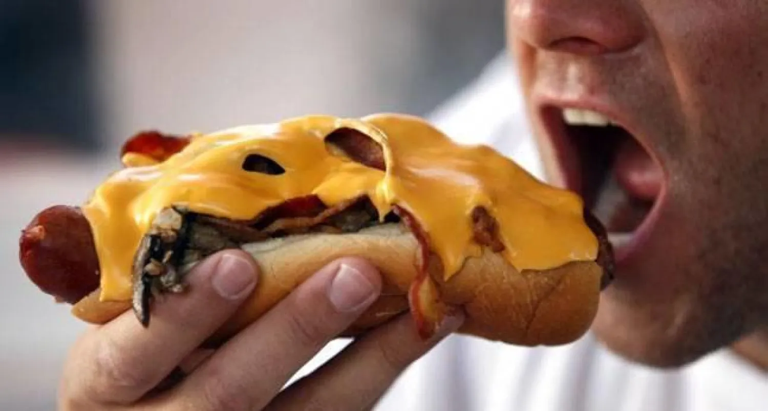 الفترات المتباعدة بين الوجبات تدفع المرء إلى تناول الوجبات السريعة (رويترز)