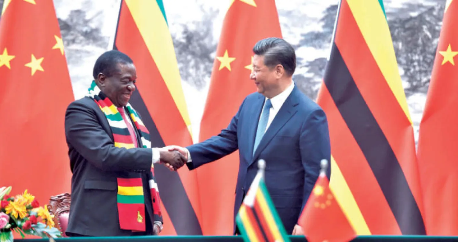 شي لدى استقباله مينانغاغوا في بكين أمس (أ.ف.ب)