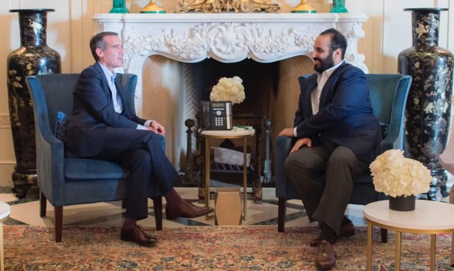 ولي العهد السعودي الأمير محمد بن سلمان بن عبد العزيز لدى لقائه عمدة لوس أنجليس ايريك جارسيتي ( «الشرق الأوسط»)