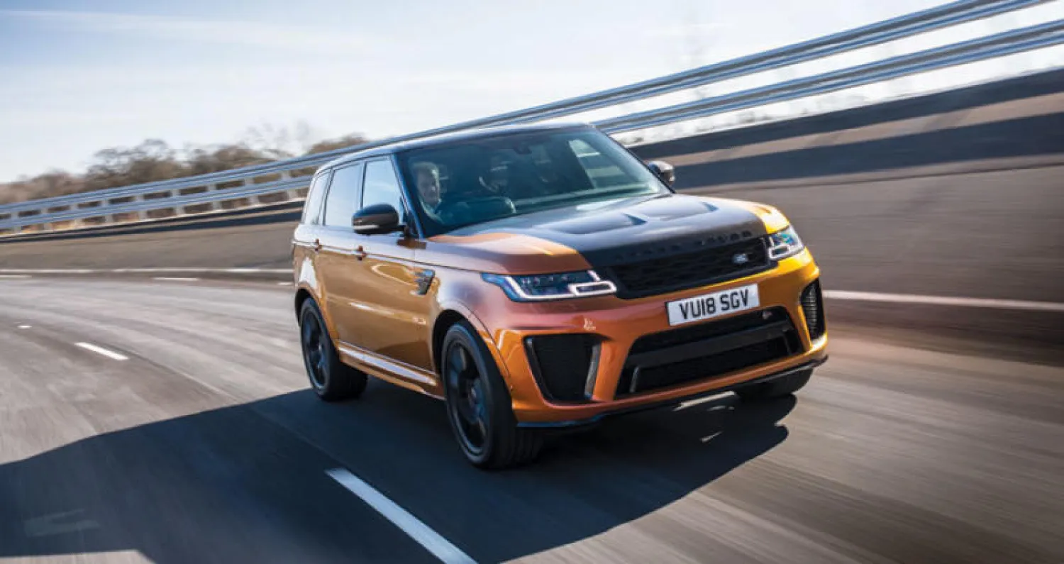 «سبور إس في آر» من «رينج روفر»... قدرة رباعية فائقة وانطلاق صارخ على المضمار