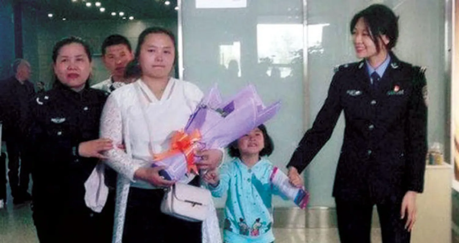 كانغ يينغ تحضر مع زوجها وأطفالها لمقابلة والديها