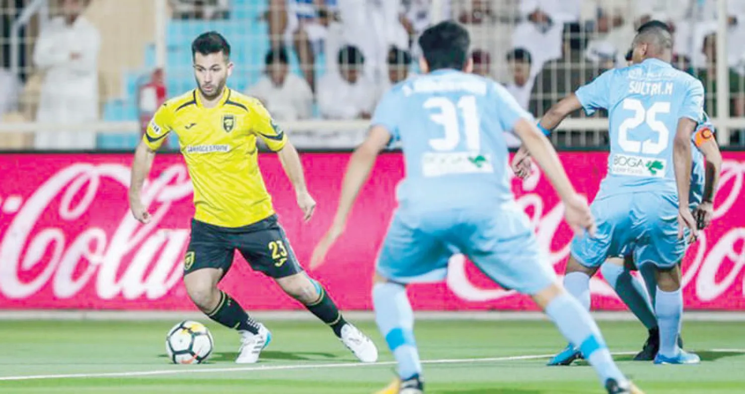 جانب من مواجهة فريق الاتحاد والباطن في نصف نهائي كأس الملك («الشرق الأوسط»)