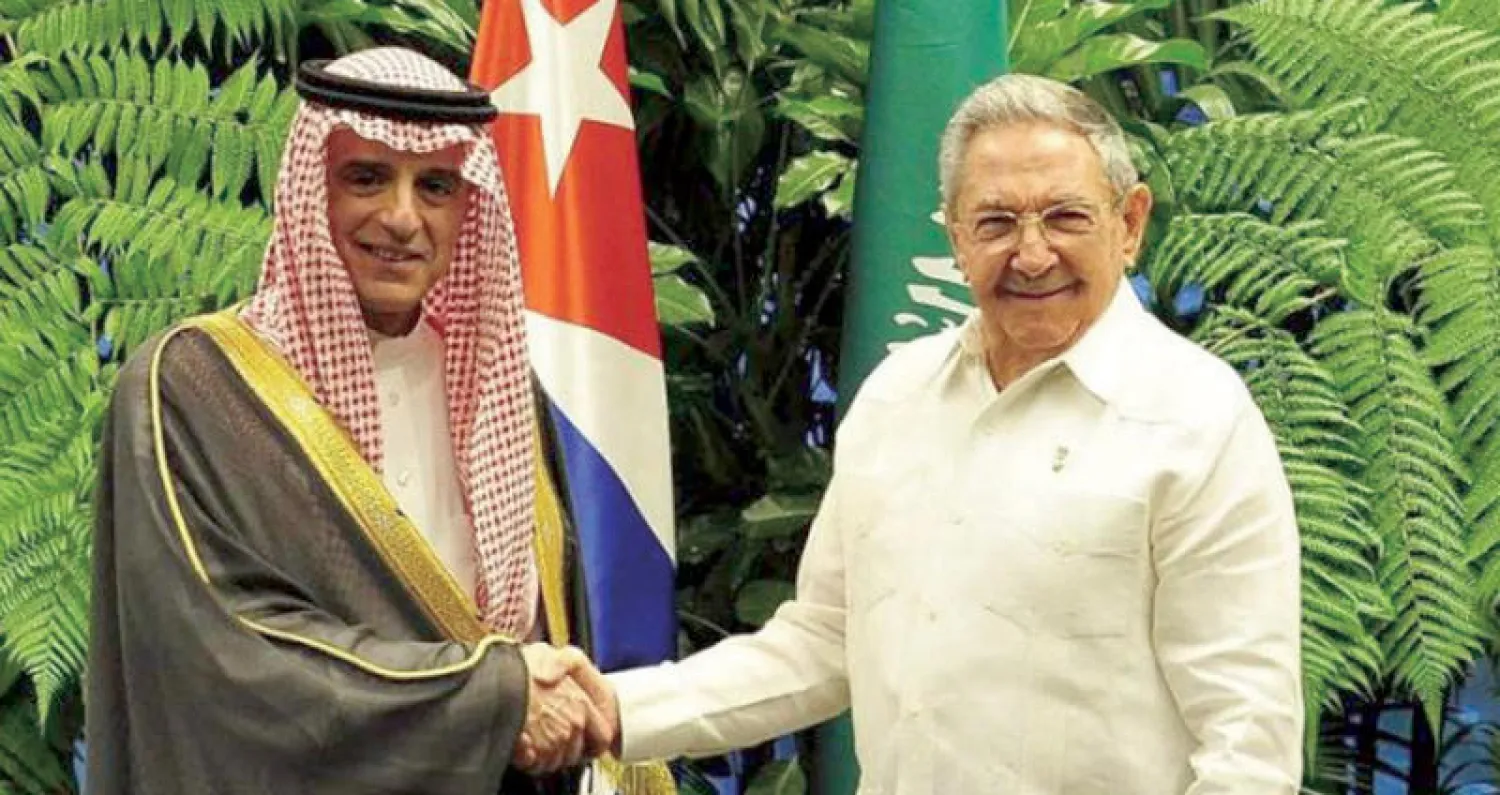 الرئيس الكوبي راؤول كاسترو مرحباً بوزير الخارجية السعودي  في القصر الرئاسي في هافانا (واس)