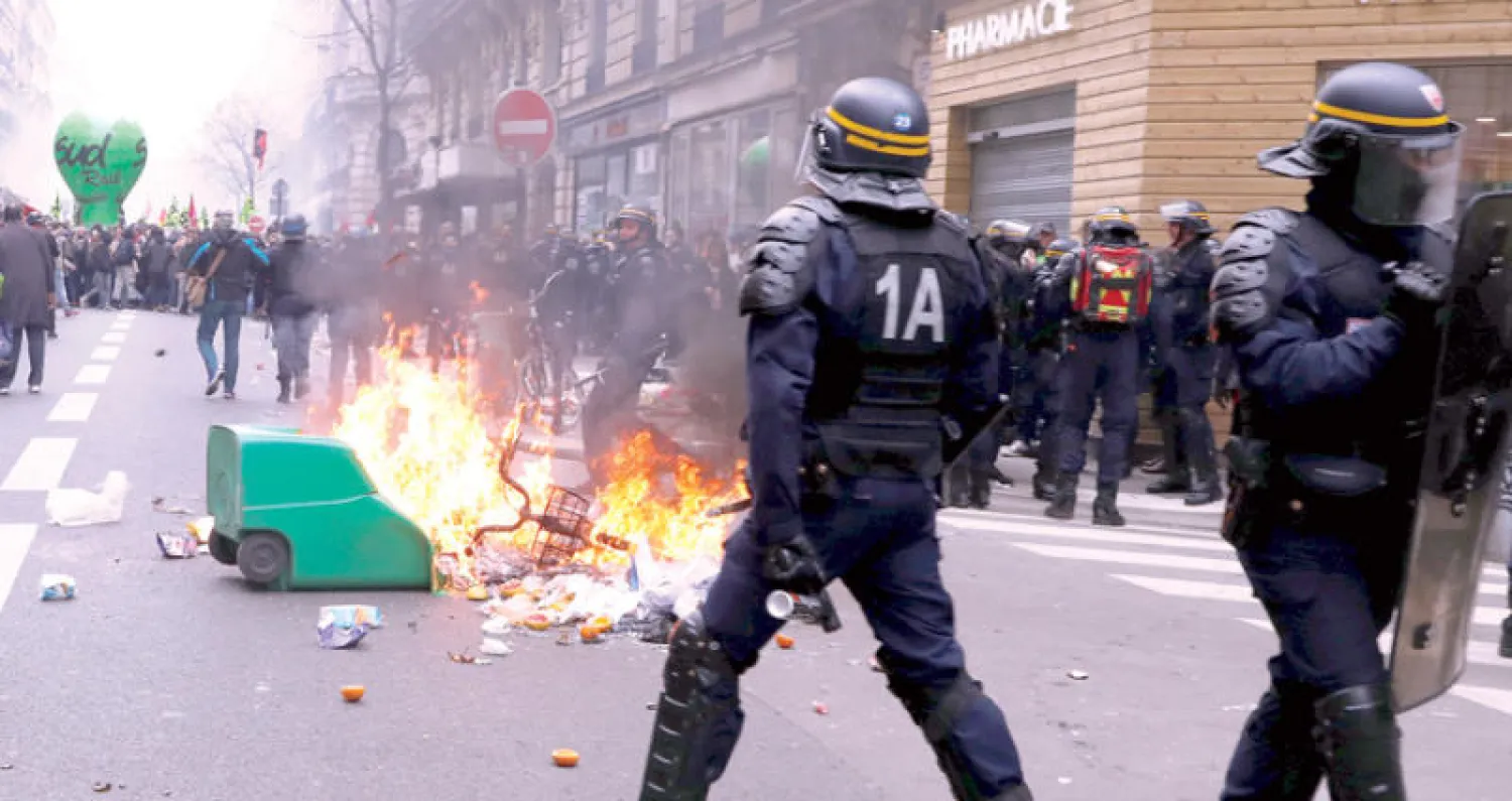 مواجهة بين الشرطة ومتظاهرين من عمال شركة خطوط السكك الحديد وطلاب في باريس أمس (رويترز)